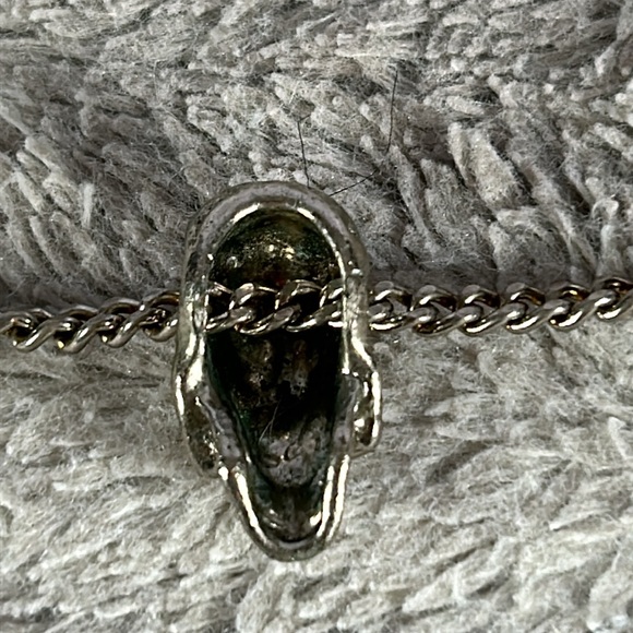 Silver colored 18 inch necklace with skull head - Picture 4 of 7